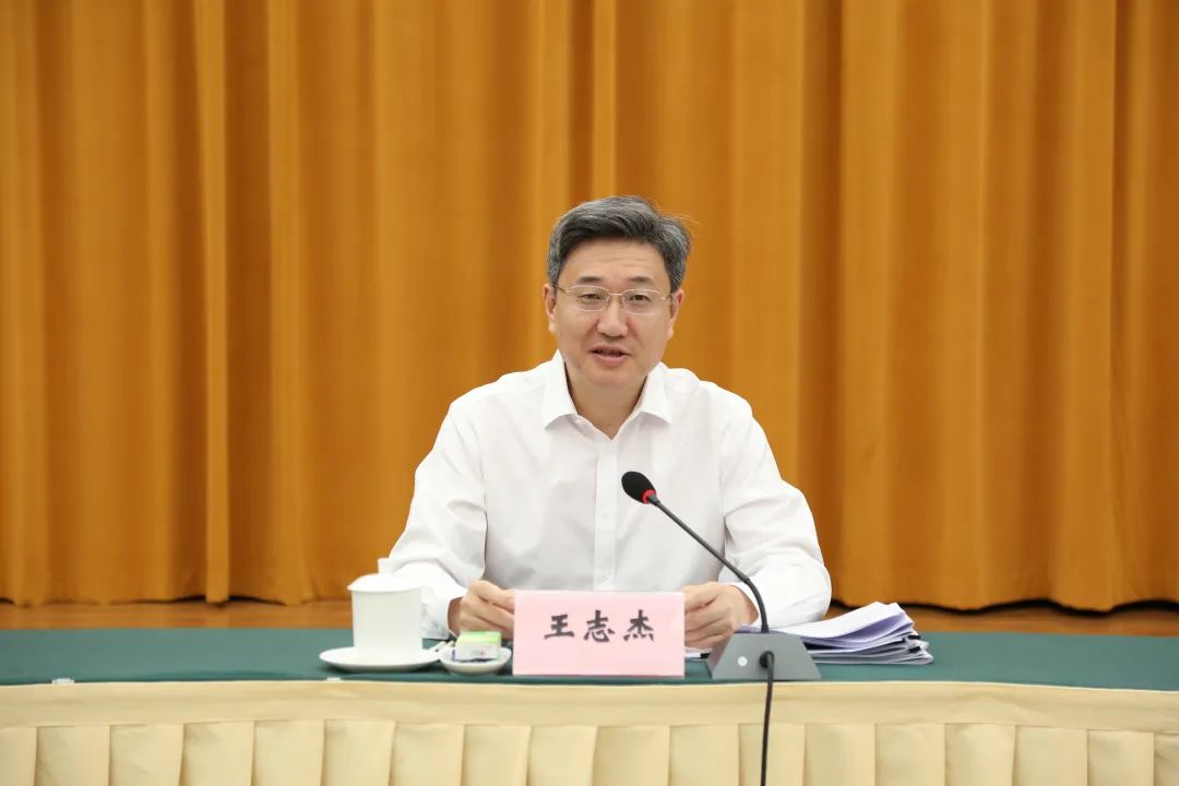 大学门口降一半车窗暗藏什么玄机_揭秘学生党省50%停车费的智慧操作