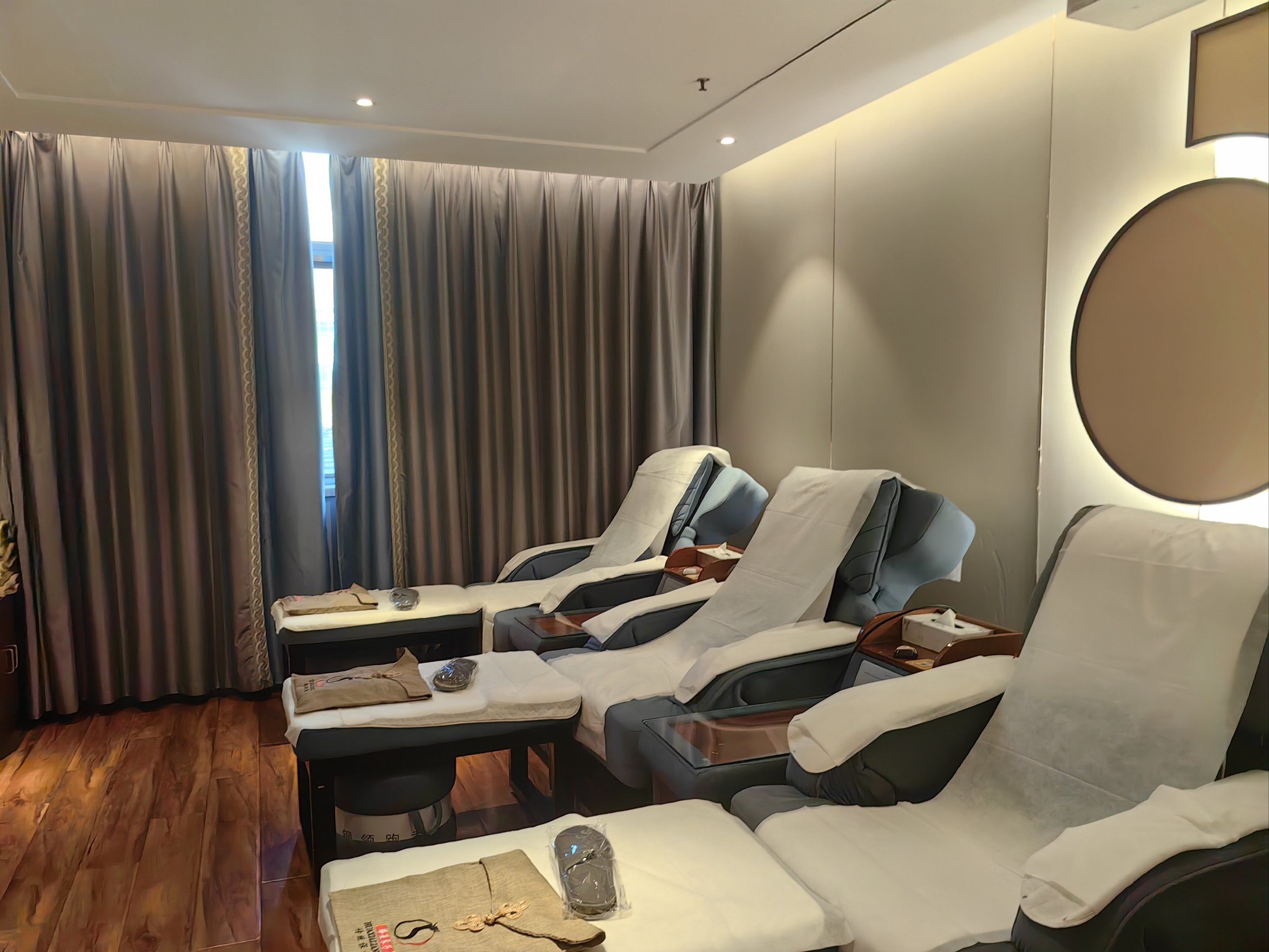 法律揭秘：为什么足浴技师允许你摸？背后真相与行业秘密解析