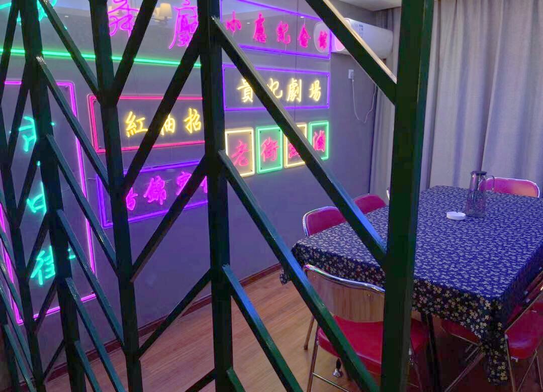 泰州哪些小区有粉色灯光装饰,粉灯的背后含义与相关问题解析