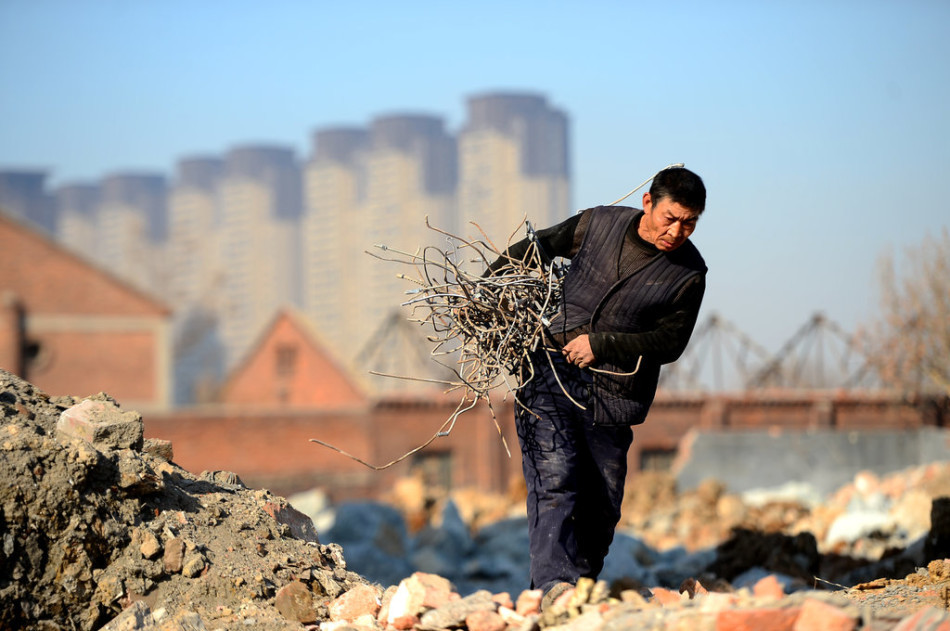 城中村站街姑娘生存实录：边缘群体的生活选择与困境深度探析