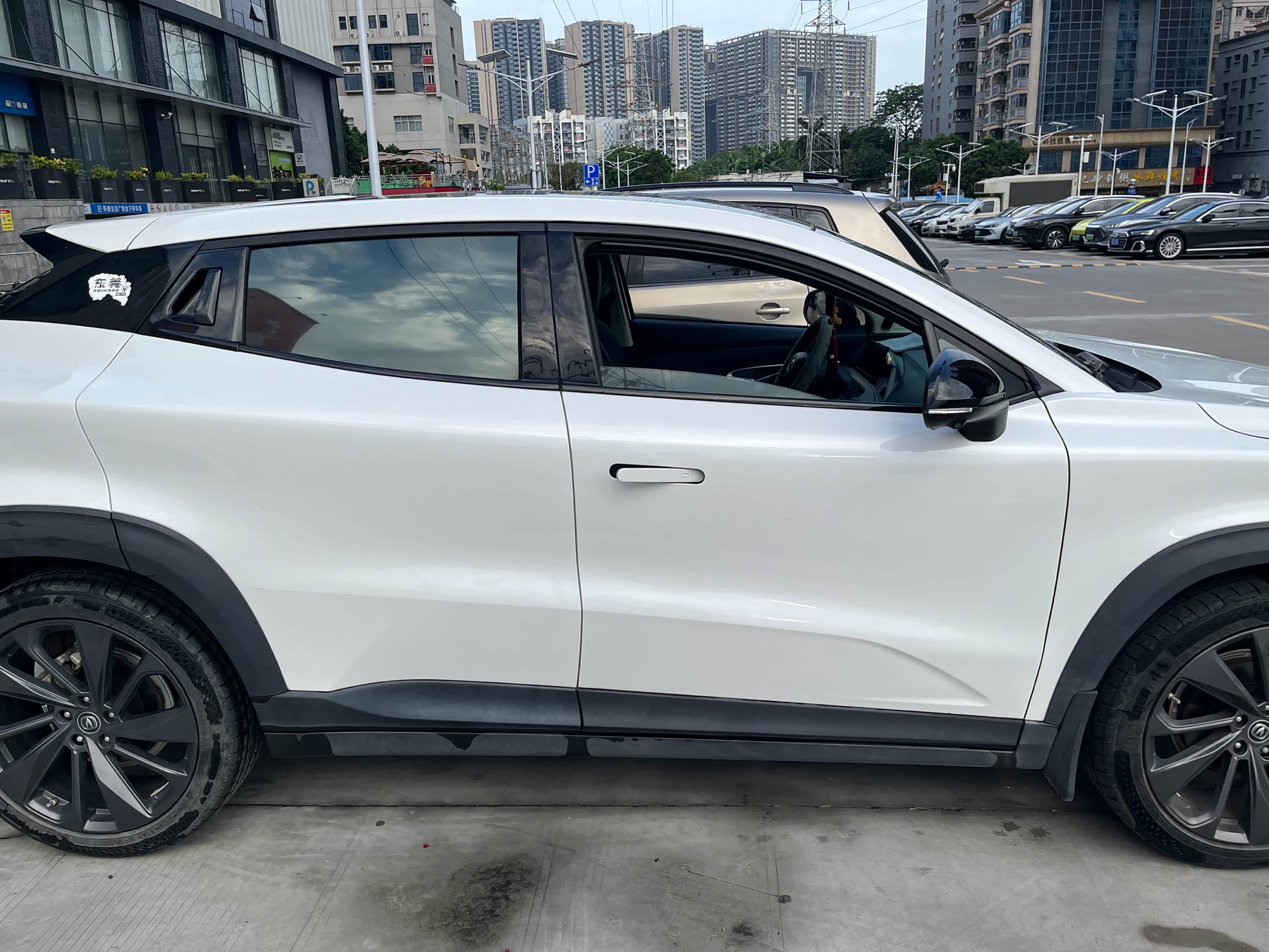 女生说车窗放一半暗示什么？