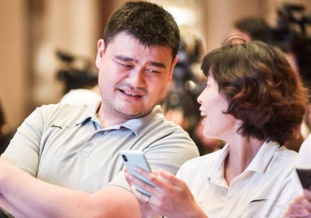 为什么长颈鹿也成了偷猎者的“猎物”？揭秘野生动物保护的真相！