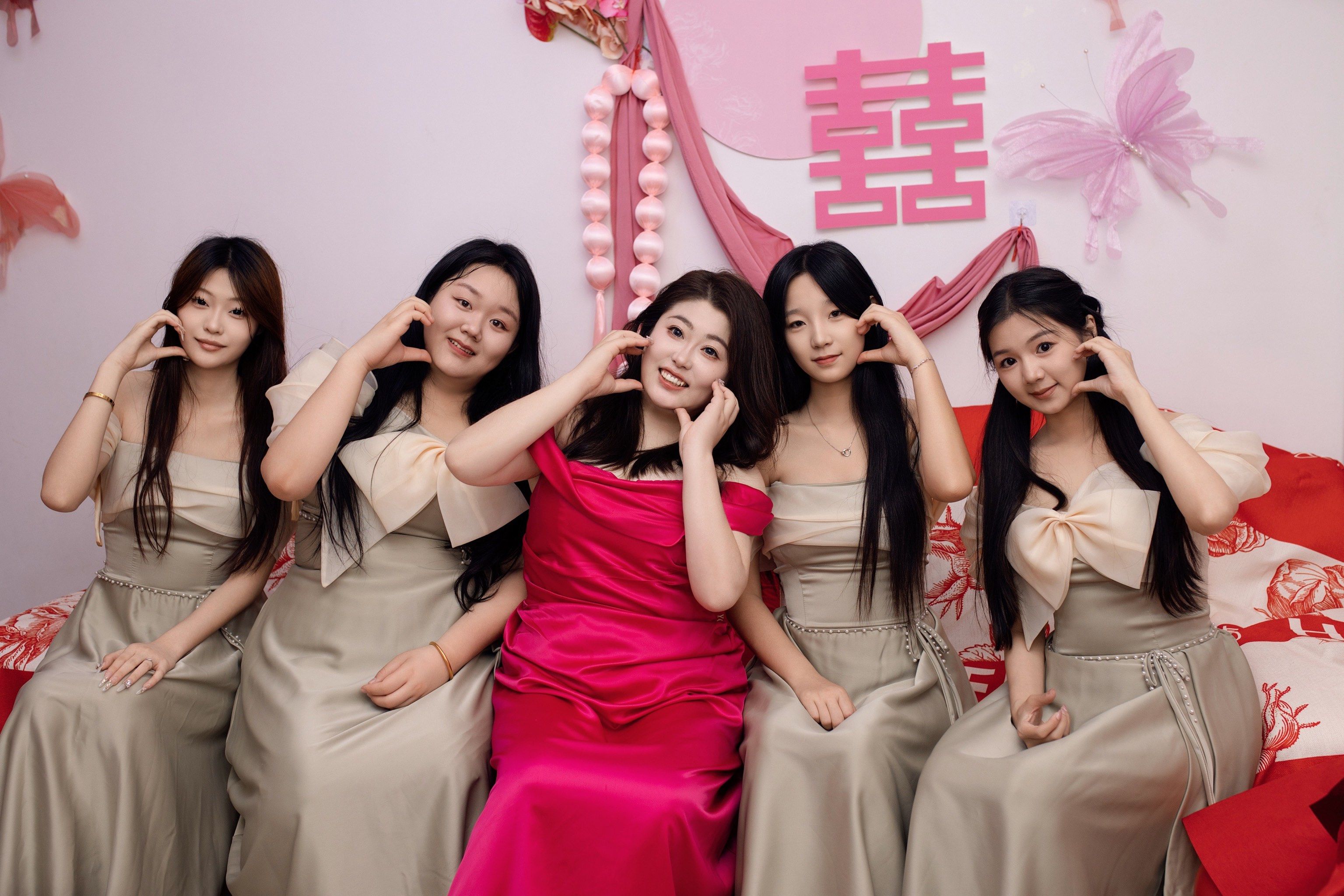 职业伴娘月入过万 伴娘工作真的轻松吗