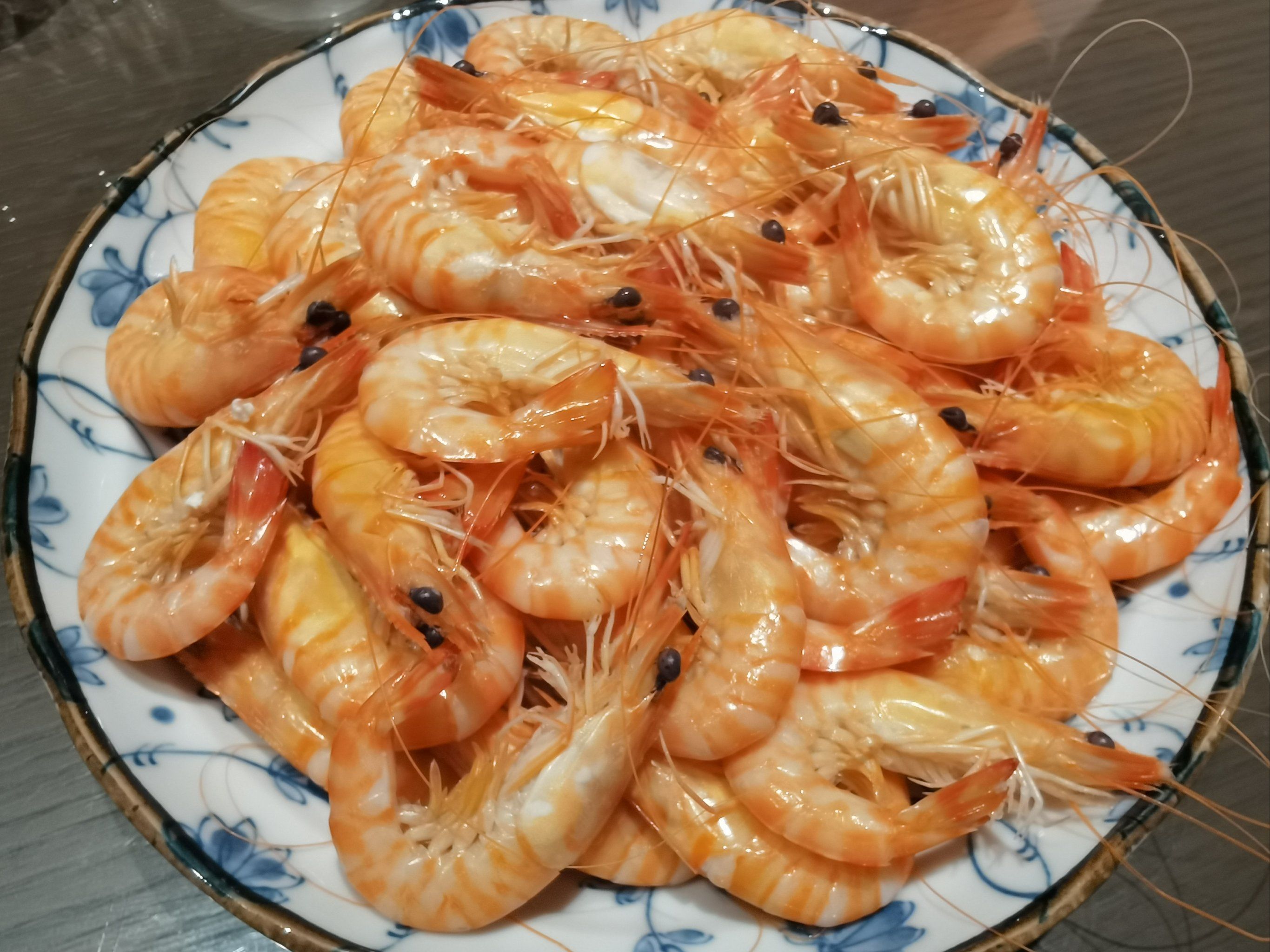 品尝白灼基围虾,用手抓?...