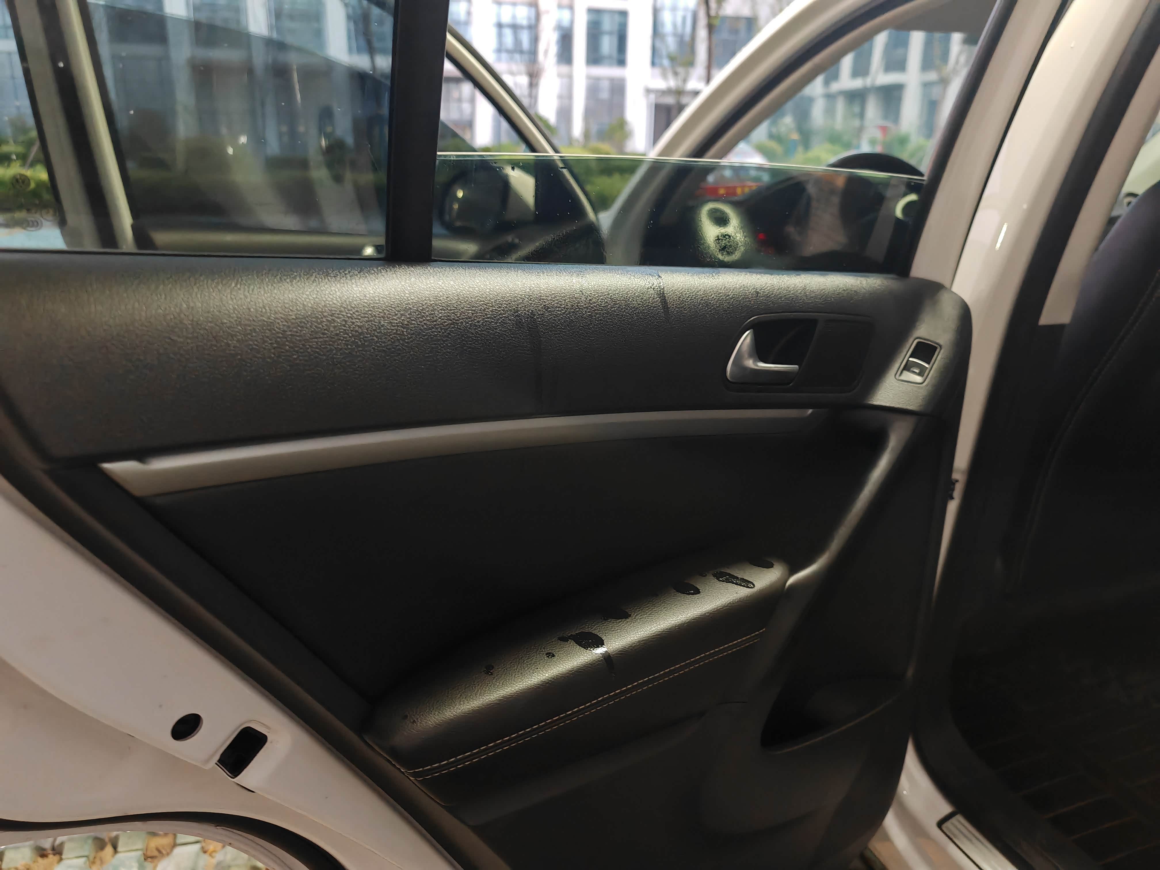 女生说车窗放一半暗示什么意思？车窗只能关一半是什么原因详解