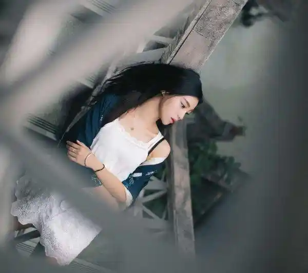 女生车窗放一半暗示什么_3种心理动机与应对策略解析