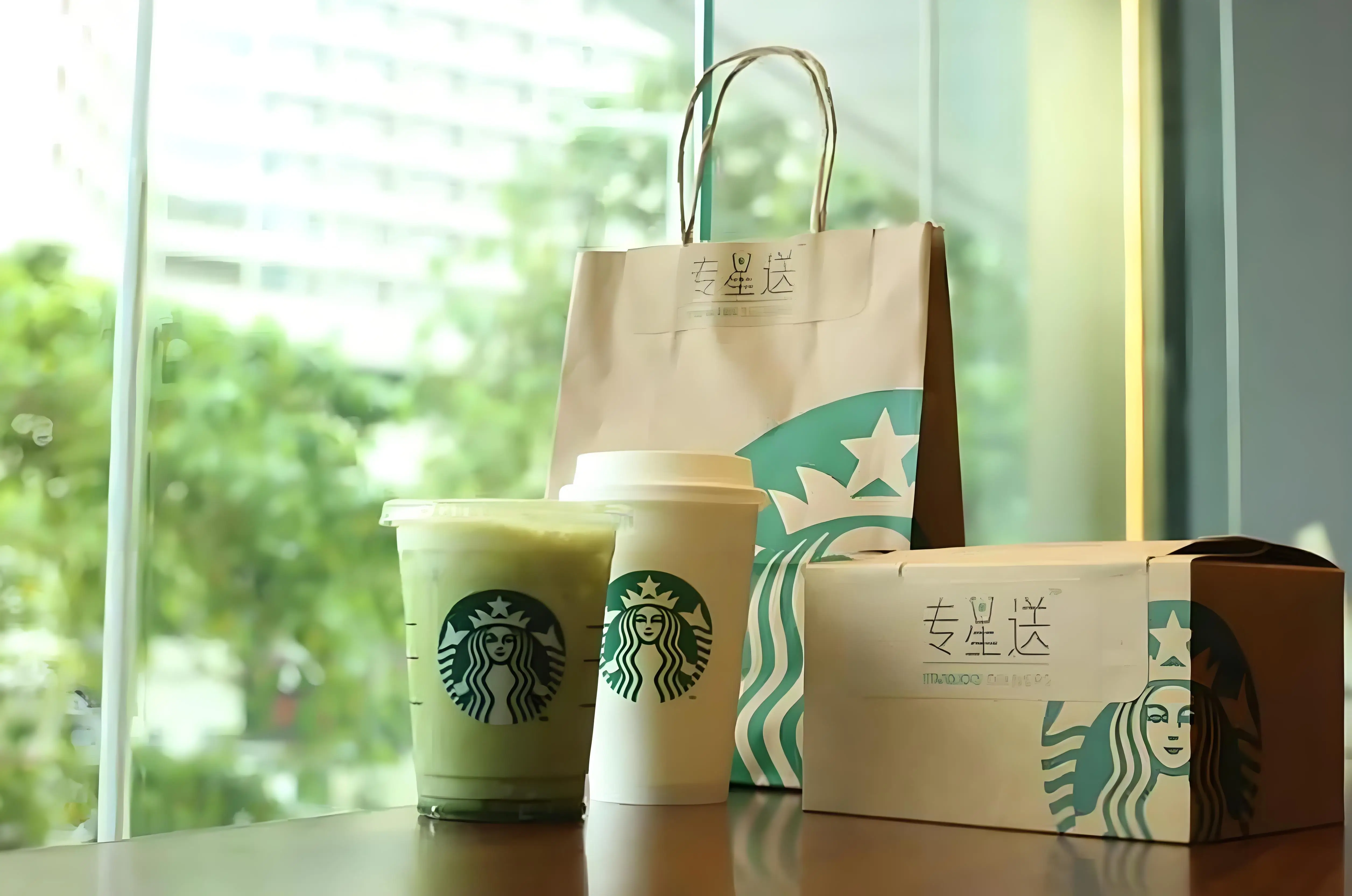 那些年轻人为什么要坐在星巴克里,煞有介事对着手提电...