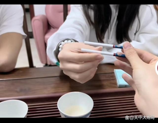 左手香烟右手带娃,巴黎女人的确不是好妈妈...