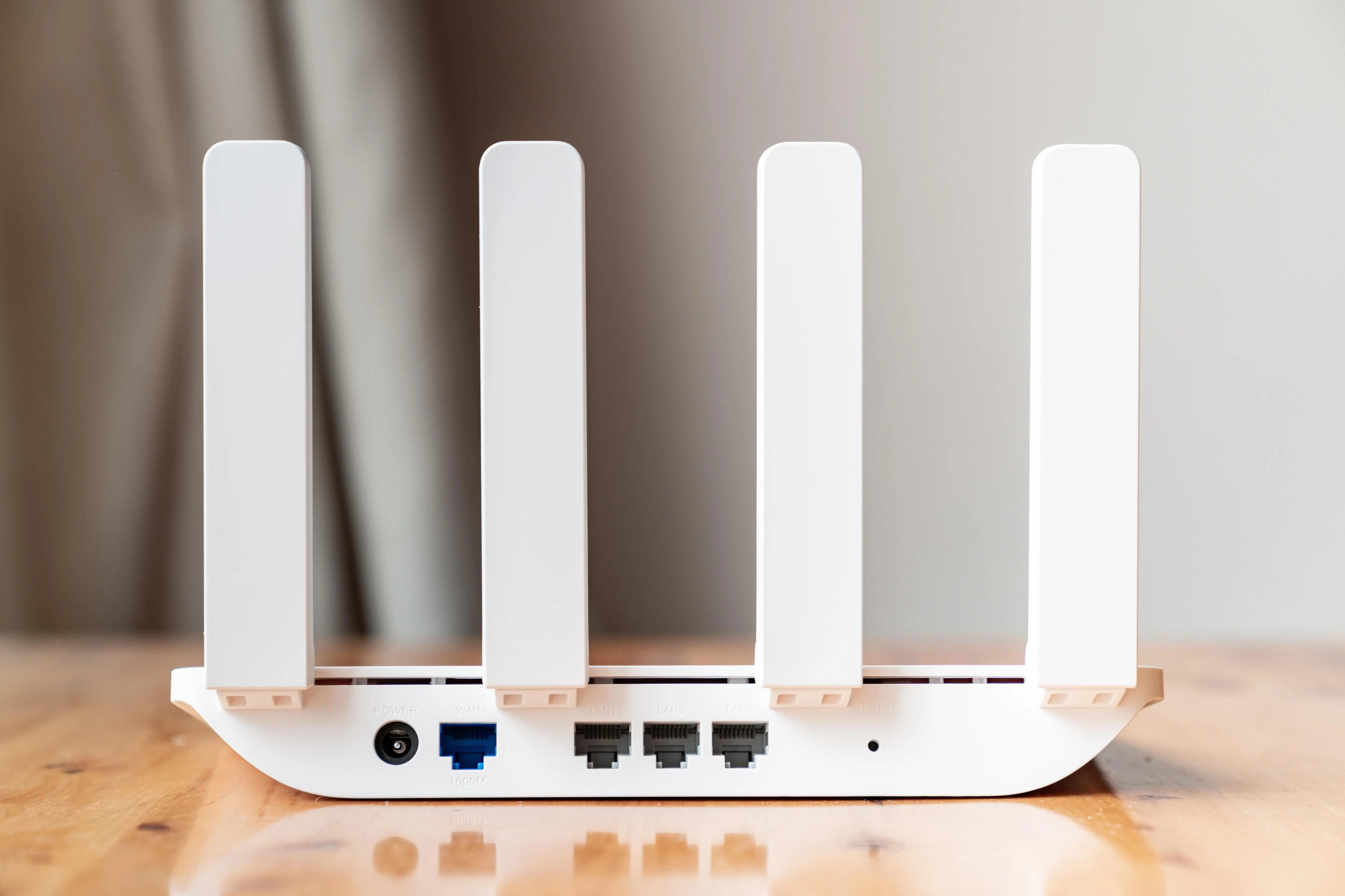 路由器和交换机的主要区别 路由器和交换机哪个优先使用