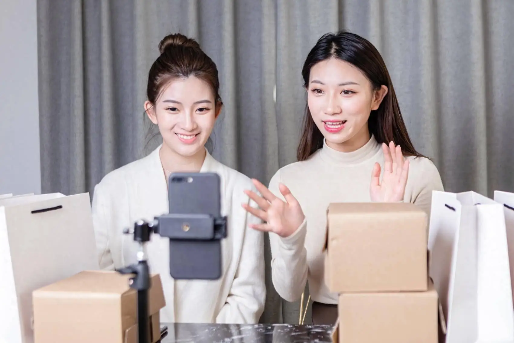 加主播微信能约出来吗？揭秘直播打赏背后的真实社交逻辑大揭秘