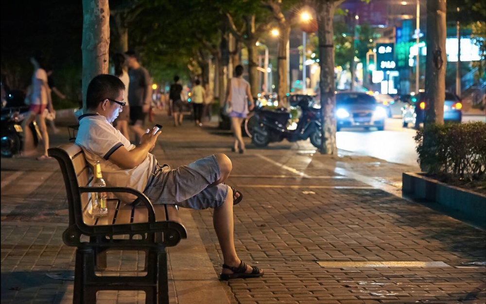 低欲望社会现象 年轻人为何选择躺平生活