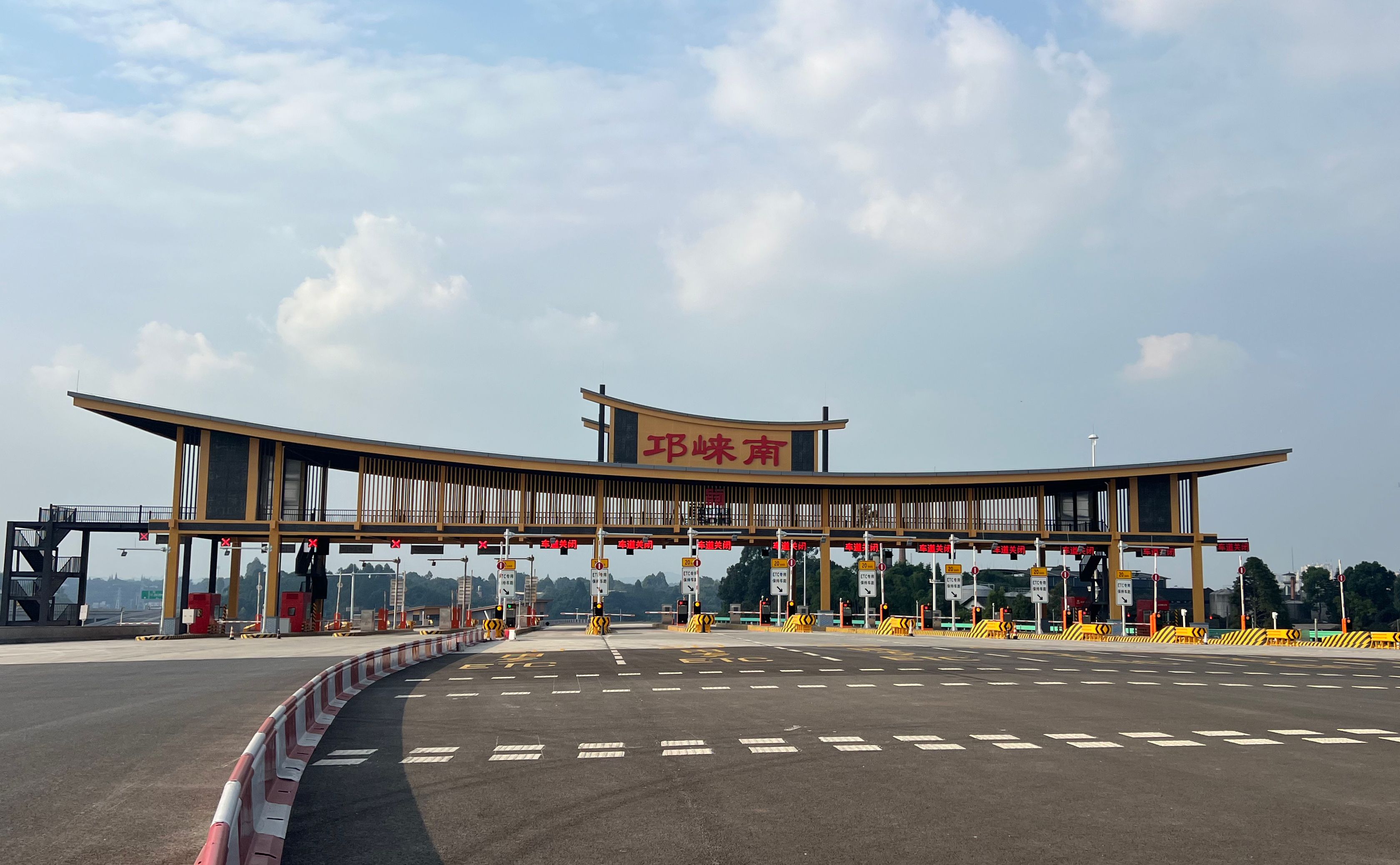 五公里内的暗流：揭秘“附近的人”100元一次的灰色集市背后的故事