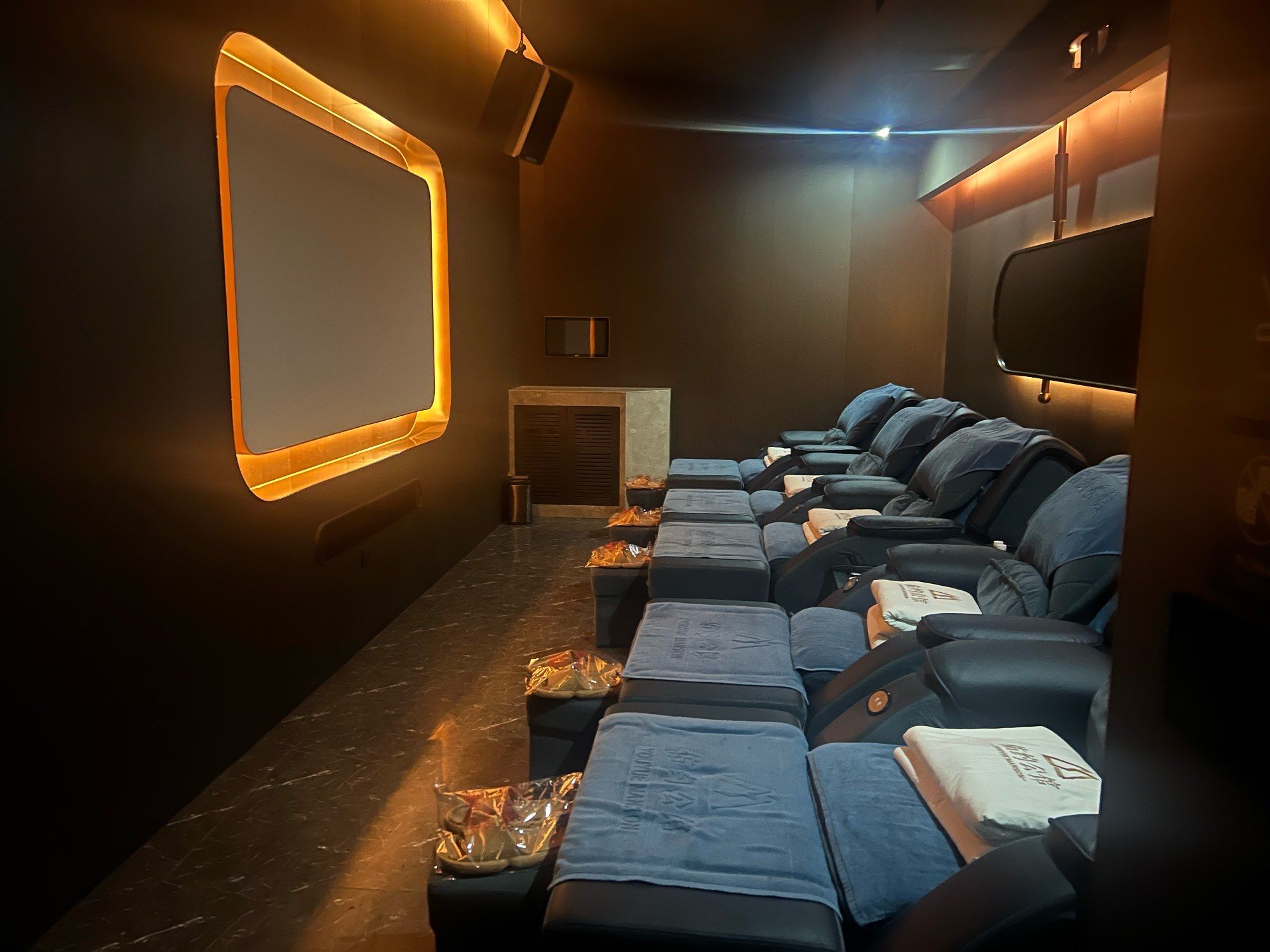 法律揭秘：为什么足浴技师允许你摸？背后真相与行业秘密解析