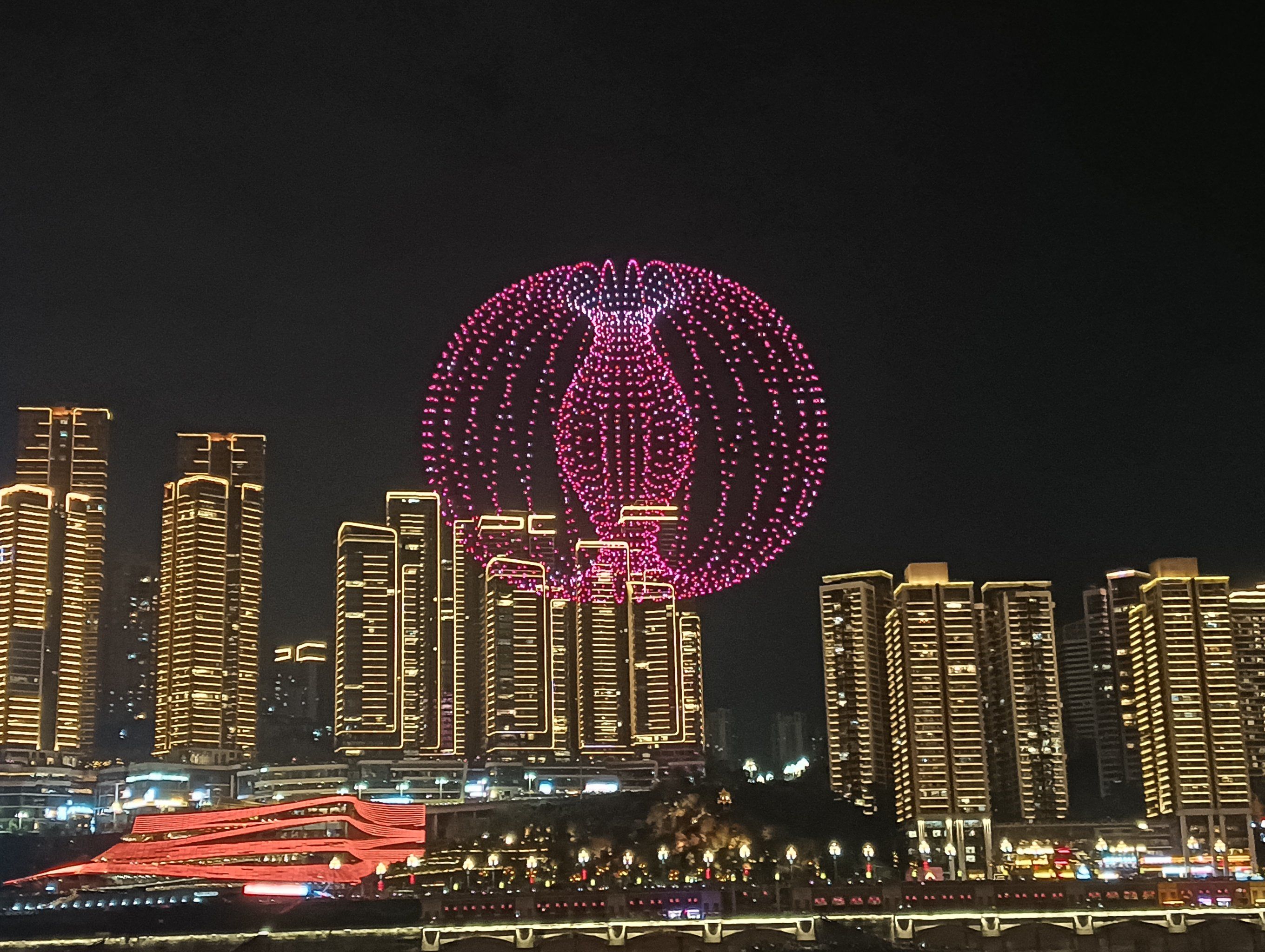 一群在空中表演音乐的人...