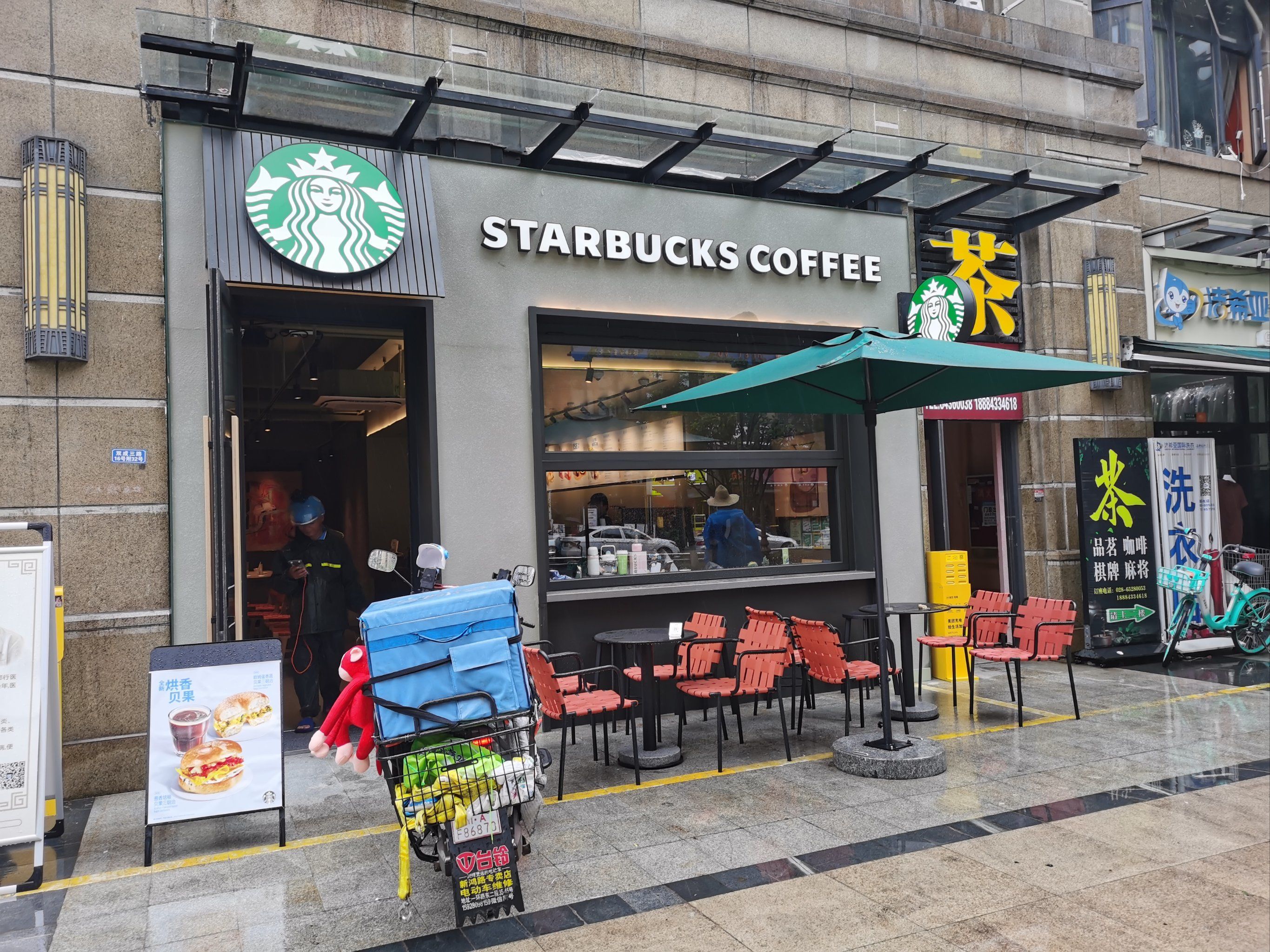 那些年轻人为什么要坐在星巴克里,煞有介事对着手提电...