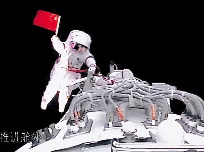 人类宇航员第一次太空漫步 太空漫步第一人是谁