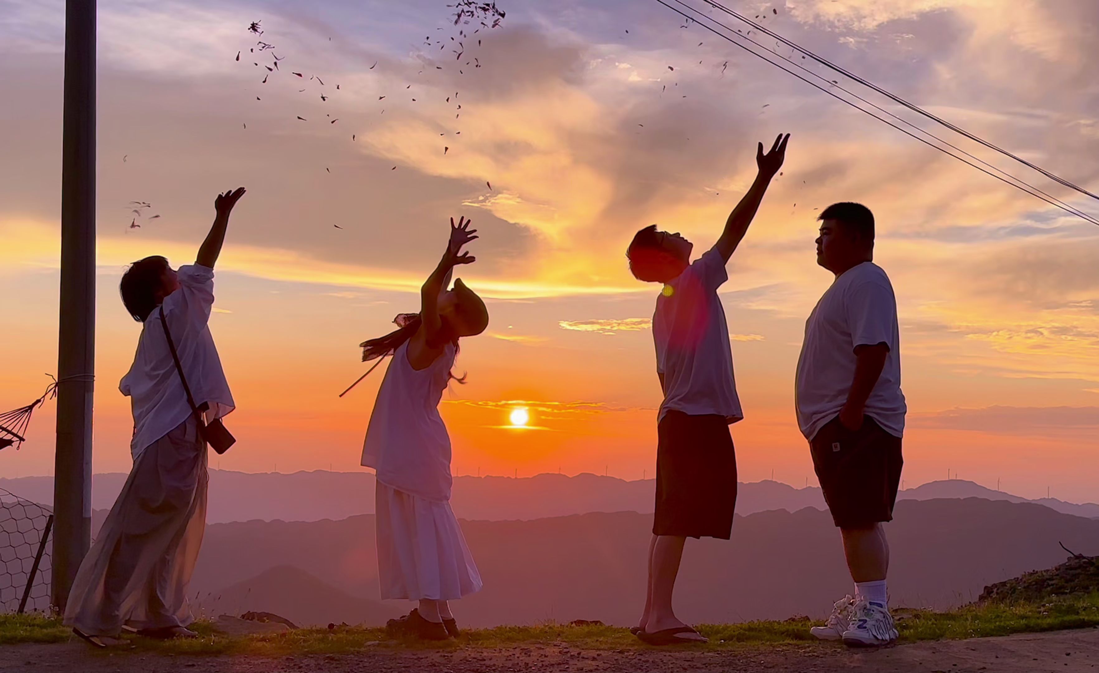 城中村150元小旅馆生存实录，廉价住宿背后的江湖与温情