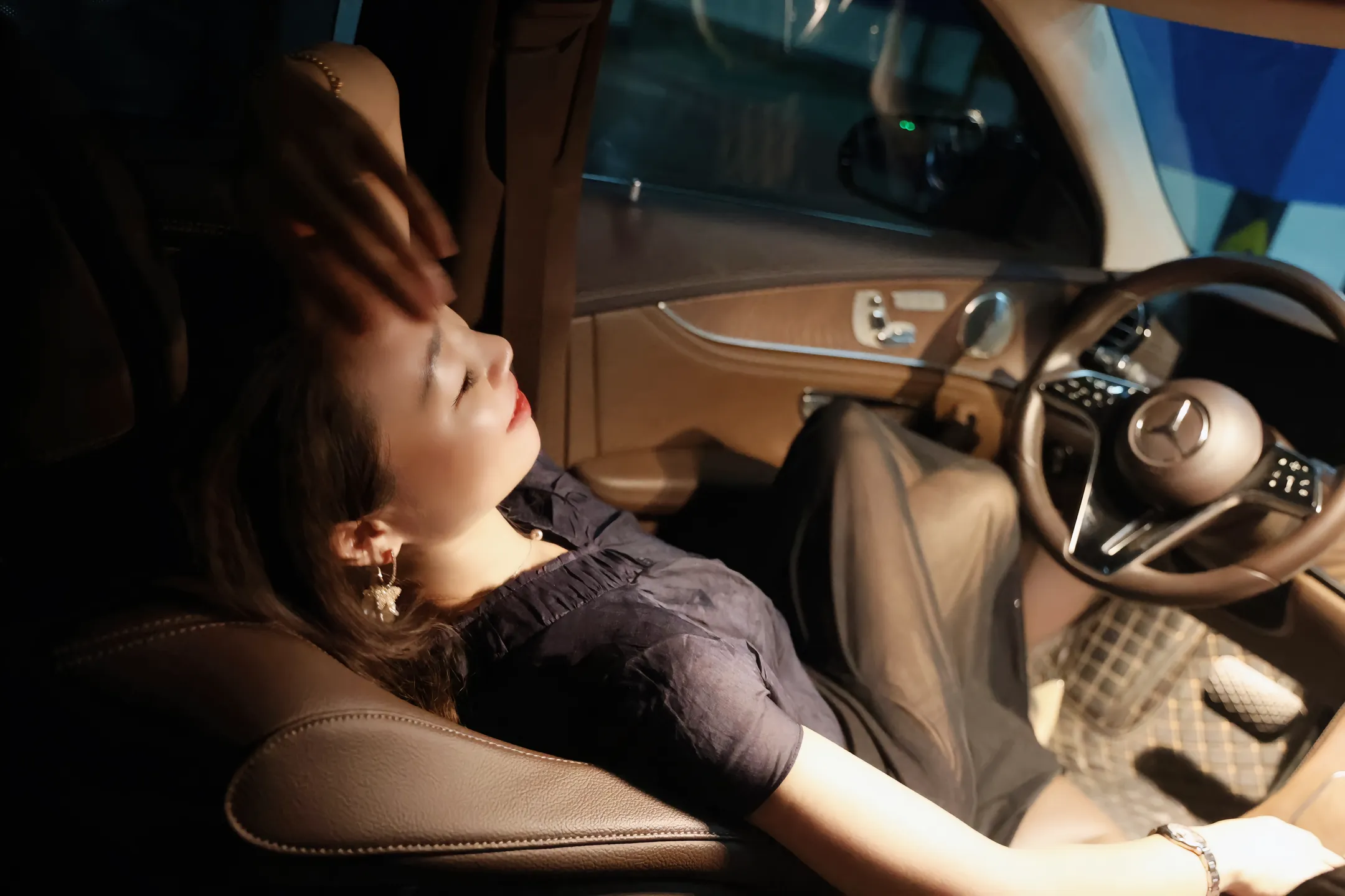 女生车窗放一半暗示什么_3种心理动机与应对策略解析