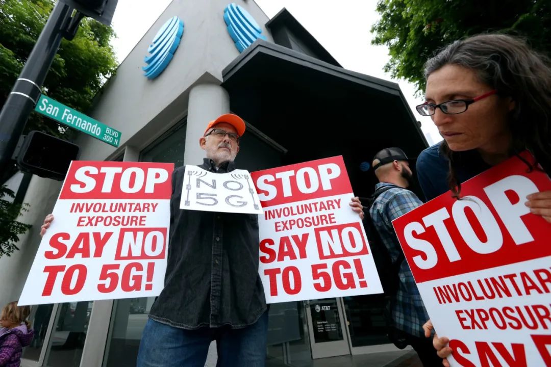 5G基站遭焚毁!英国为何有人听信5G病毒论?智商断...