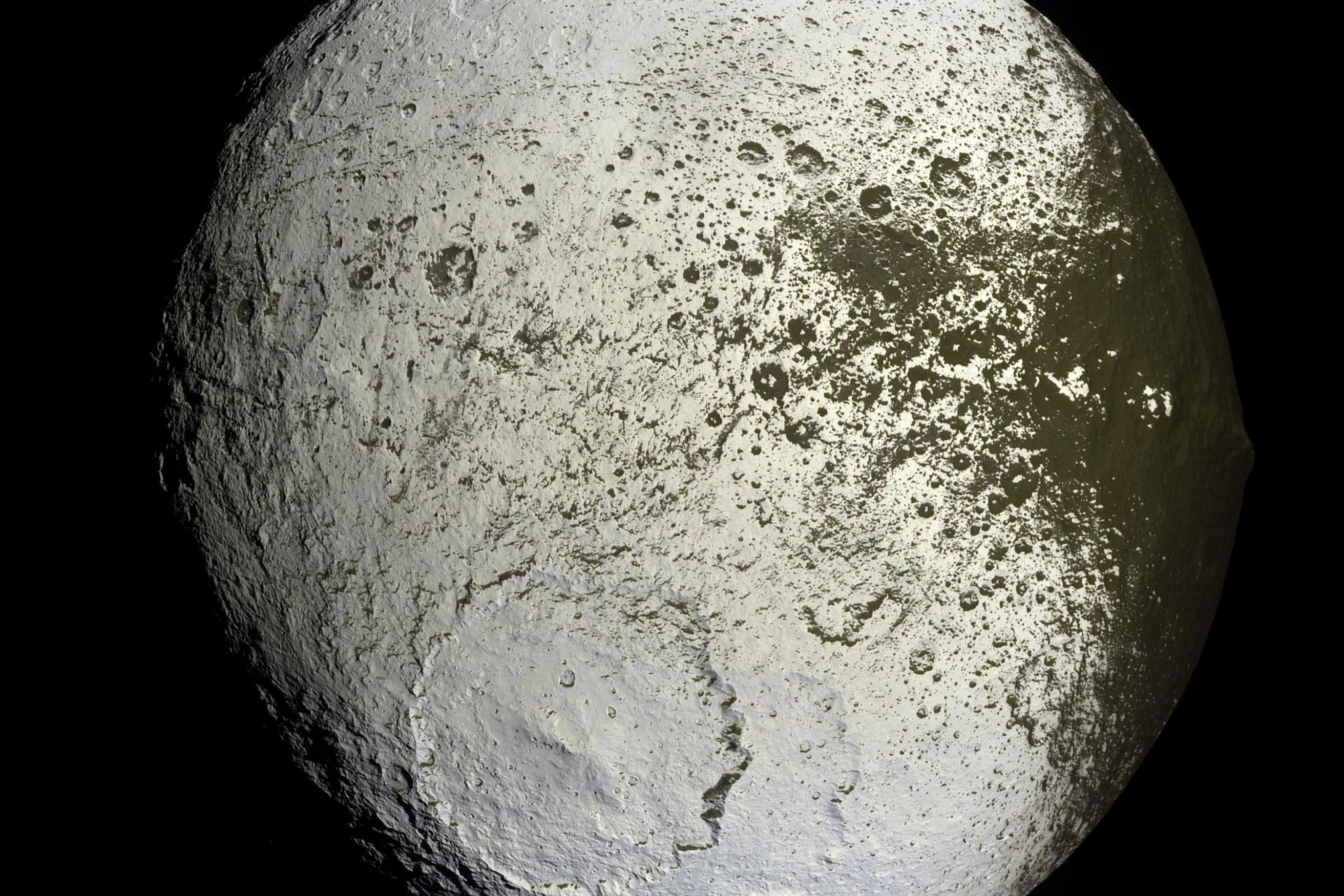 土卫八阴阳脸之谜 外星飞船还是自然奇观